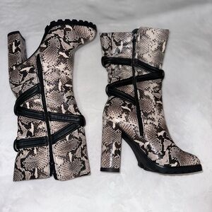 New Heeled boots snake print boots
NWT
Shoe Dazzle